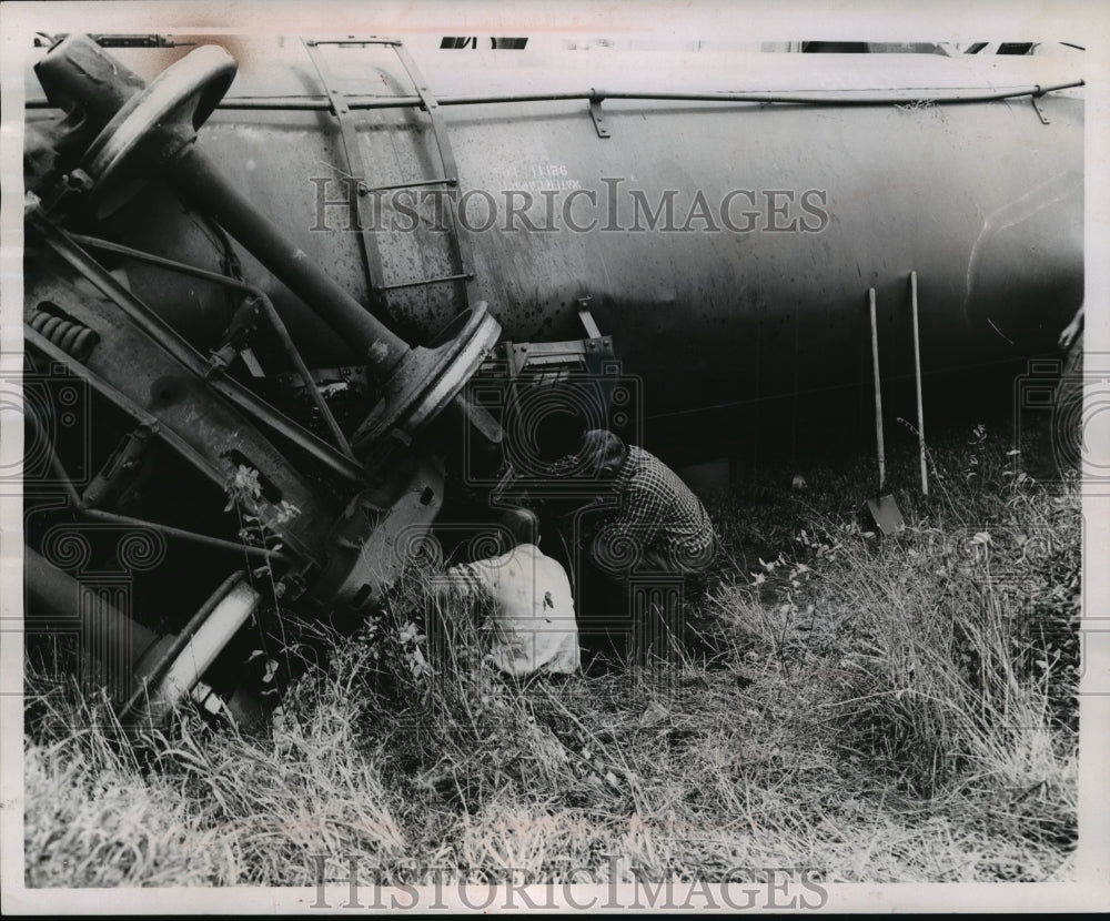 1959 Press Photo Officials examined the leak at the scene of the train wreck
