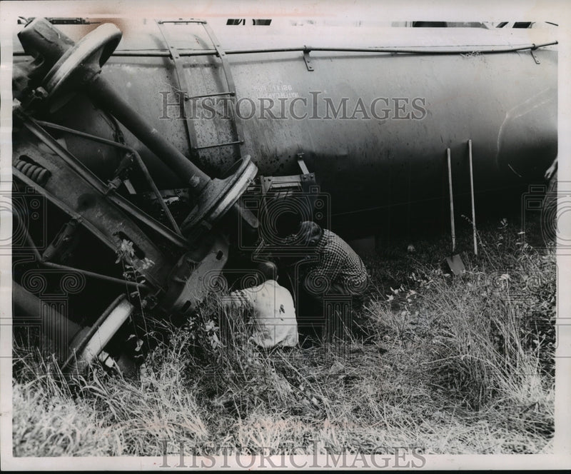 Load image into Gallery viewer, 1959 Press Photo Officials examined the leak at the scene of the train wreck
