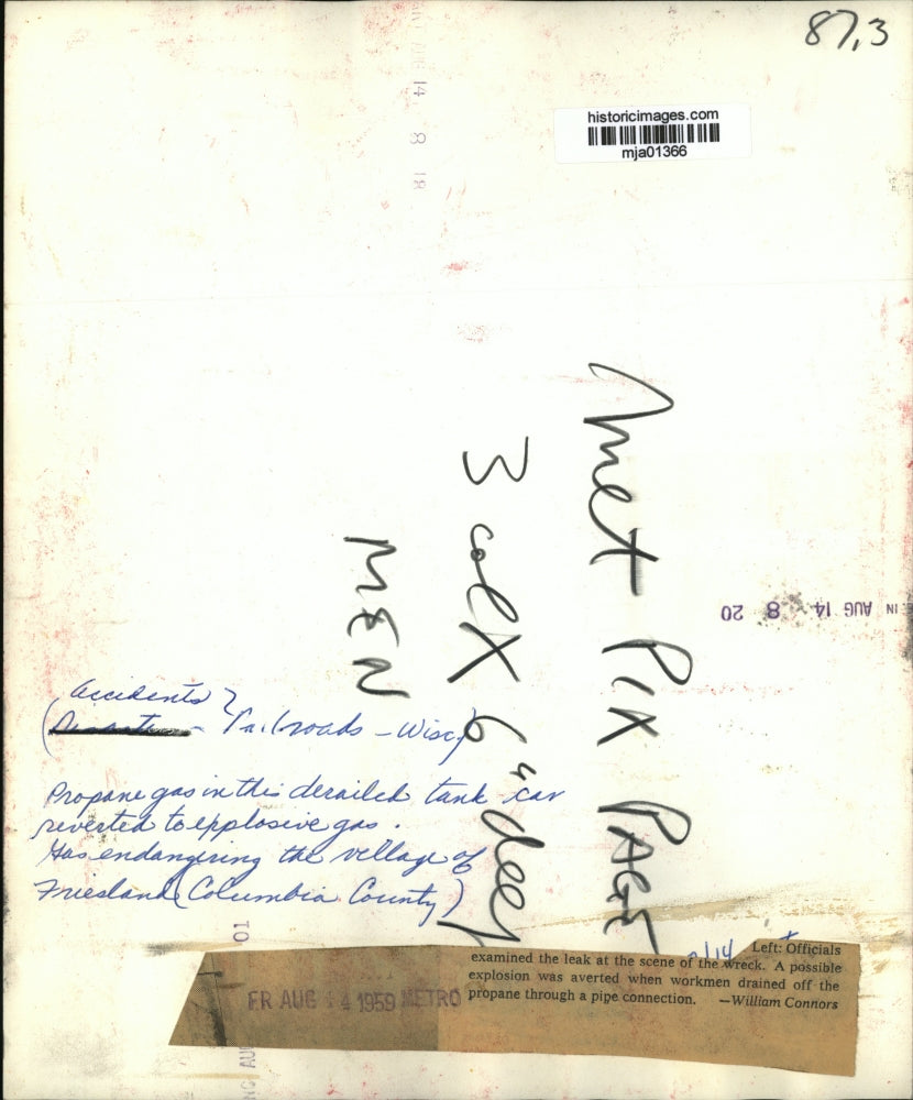 1959 Press Photo Officials examined the leak at the scene of the train wreck