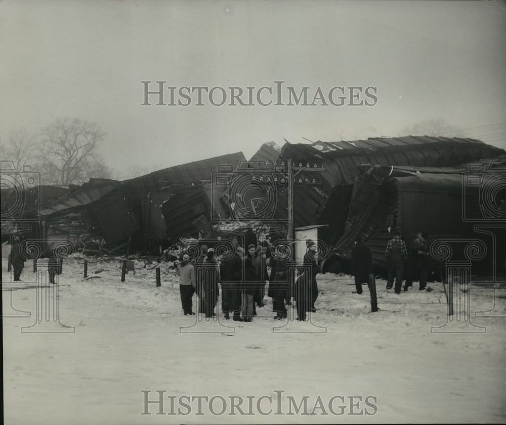 1951 Press Photo 43 freight cars of Soo Line wreckage in Brookfield - mja01375