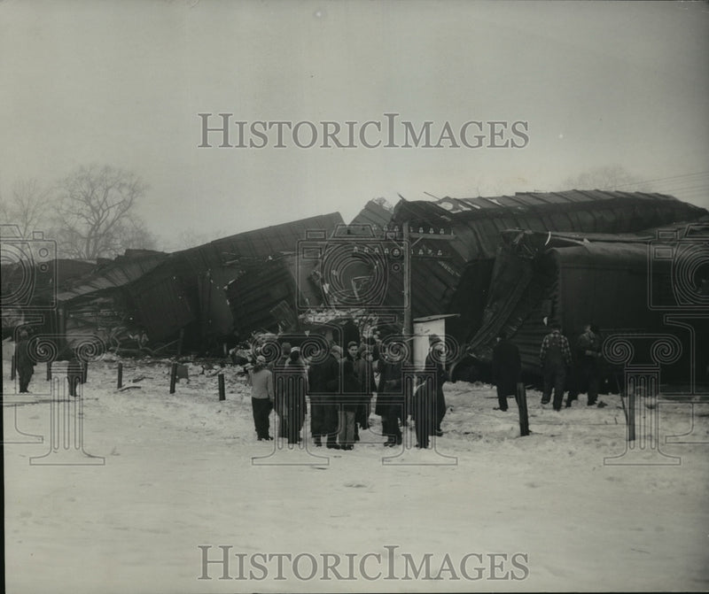 Load image into Gallery viewer, 1951 Press Photo 43 freight cars of Soo Line wreckage in Brookfield - mja01375
