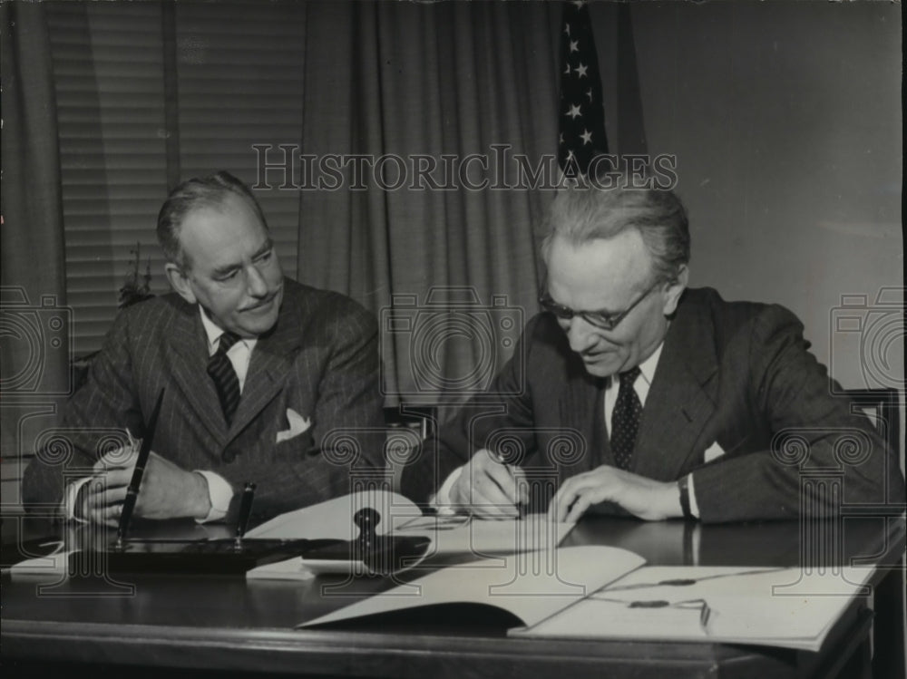 1952 Press Photo Dean Acheson &amp; Dr Charles Bruggman sign USA-Swiss pact on tax