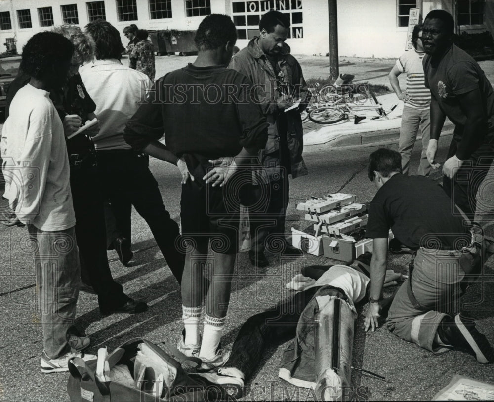 1990 Press Photo A police officer at scene of accident involving a bicycle &amp; car- Historic Images