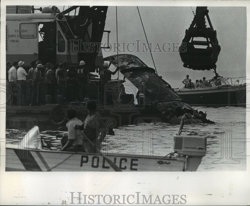 1972 Press Photo A giant crane lifted an airplane wing from Lake Winnebago - Historic Images