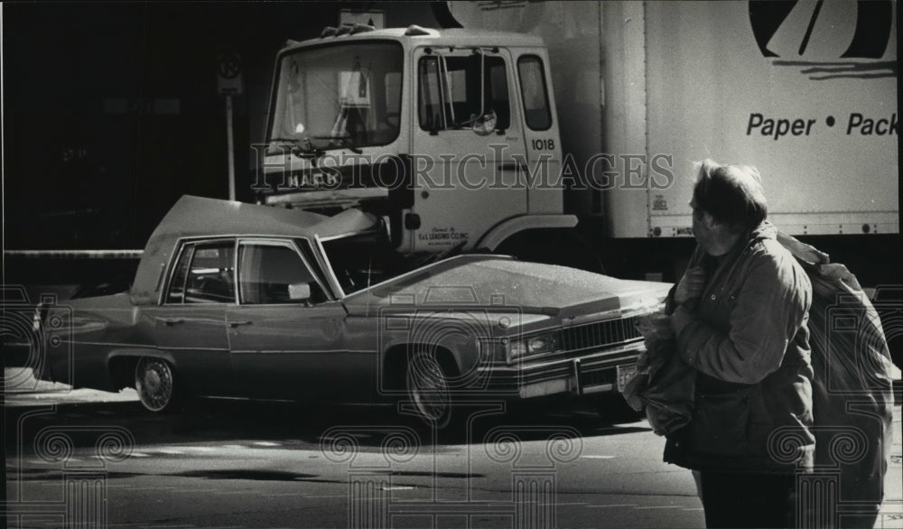 1990 Press Photo Car-truck accident at N 4th St and W Juneau Ave- Historic Images