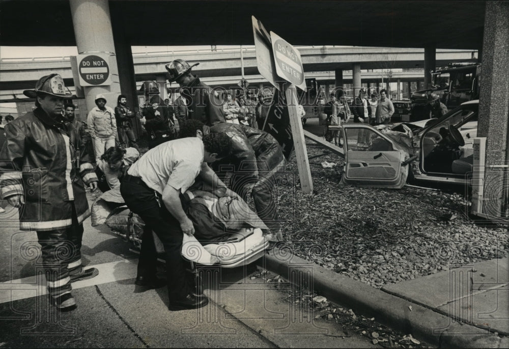 1989 Press Photo Car and a van collided at N4th St &amp; W Juneau Ave- Historic Images