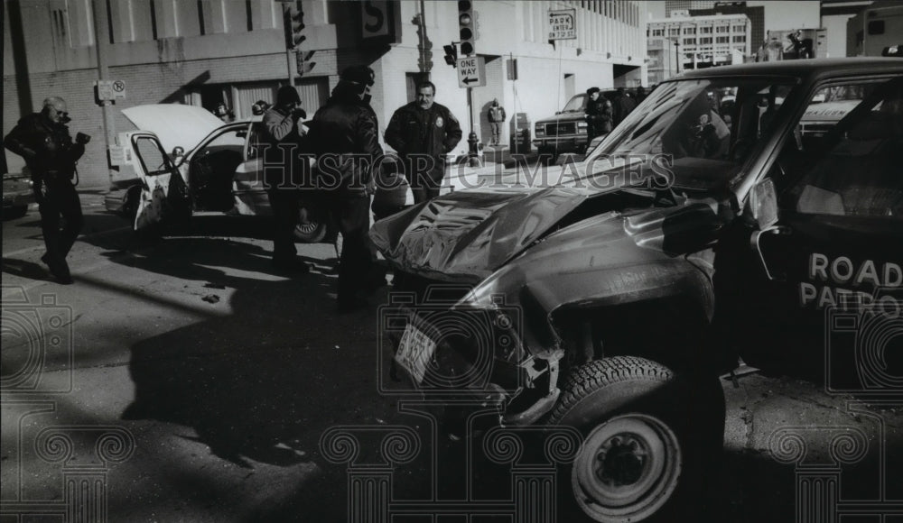 1995 Press Photo Pickup &amp; Milwaukee police car collision, N 7th &amp; W Michigan St- Historic Images