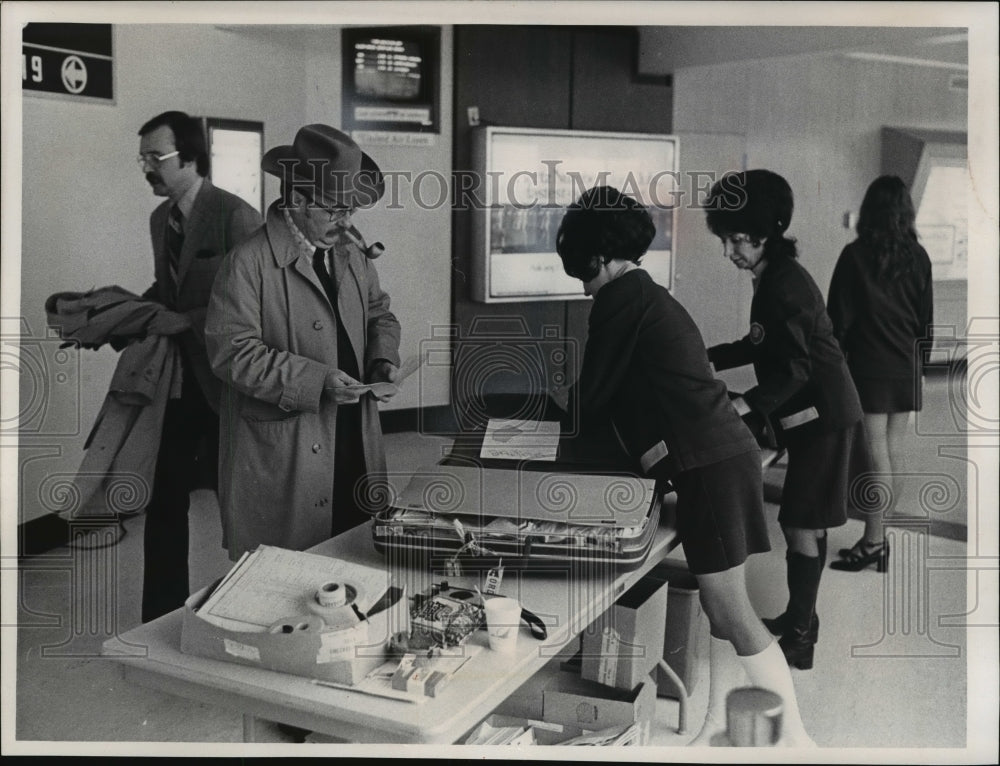 1973 Press Photo Mitchell Field security officials checked through luggage - Historic Images