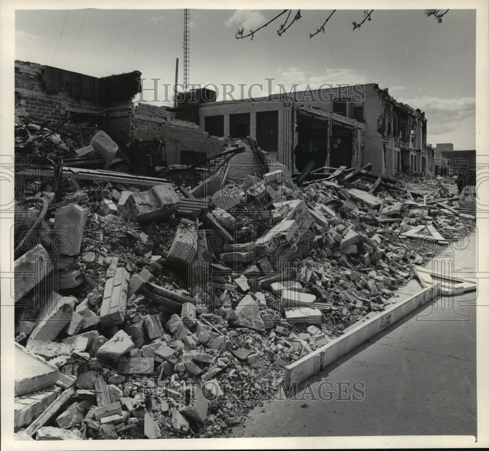 1983 Press Photo Demolition of Adelman Laundry Buildings at 709-33 E. Capitol Dr- Historic Images