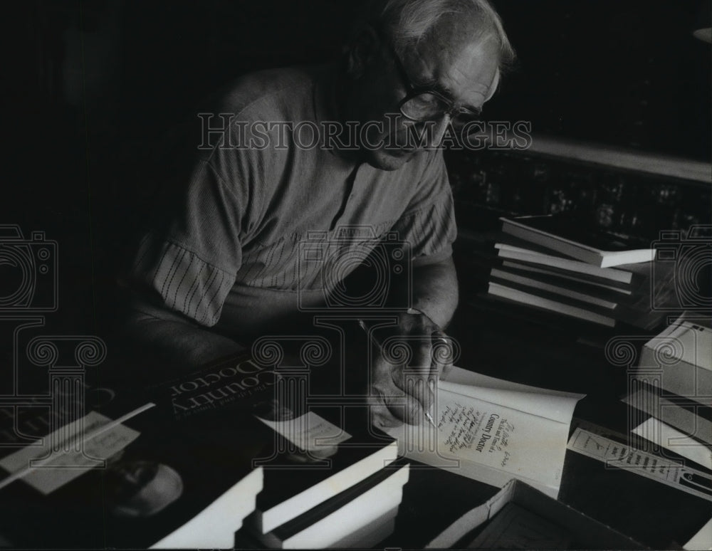 1993 Press Photo Author James Albrecht, autographs his best selling book- Historic Images