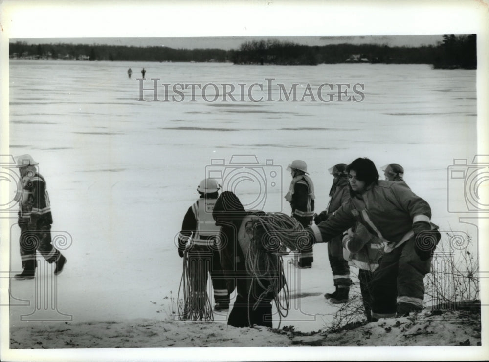 1994 Press Photo Rescue personnel recovering the body of David M Albert  - Historic Images