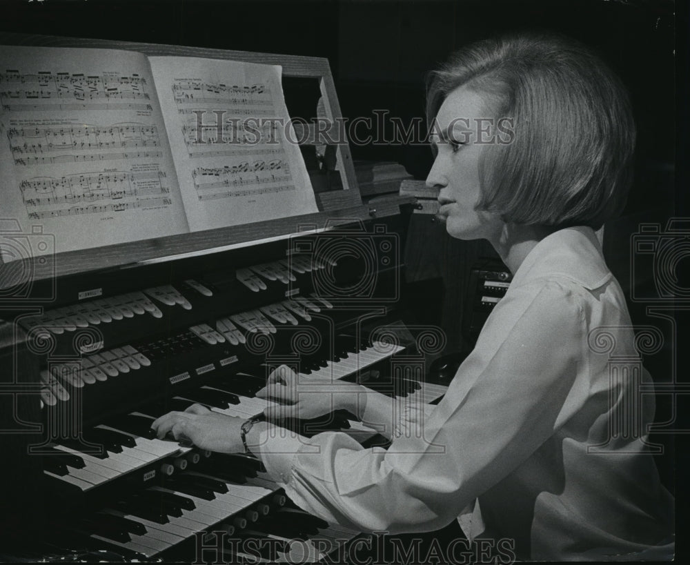 1969 Press Photo Milwaukee organist Marvel Basile in concert at Capitol Drive