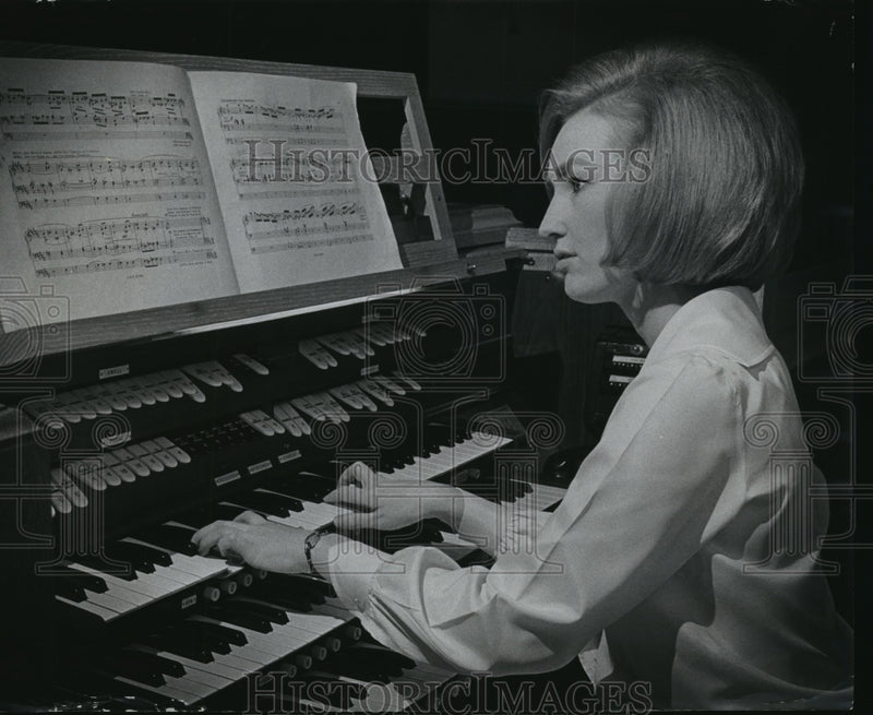 Load image into Gallery viewer, 1969 Press Photo Milwaukee organist Marvel Basile in concert at Capitol Drive
