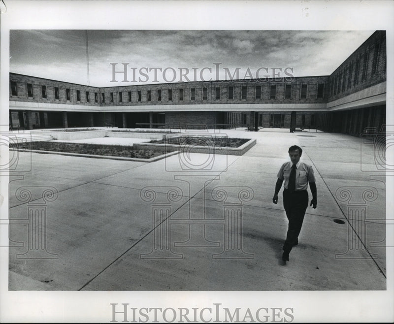 Load image into Gallery viewer, 1973 Press Photo Elmer O. Cady, Youthfull Offenders Institution in Adams County
