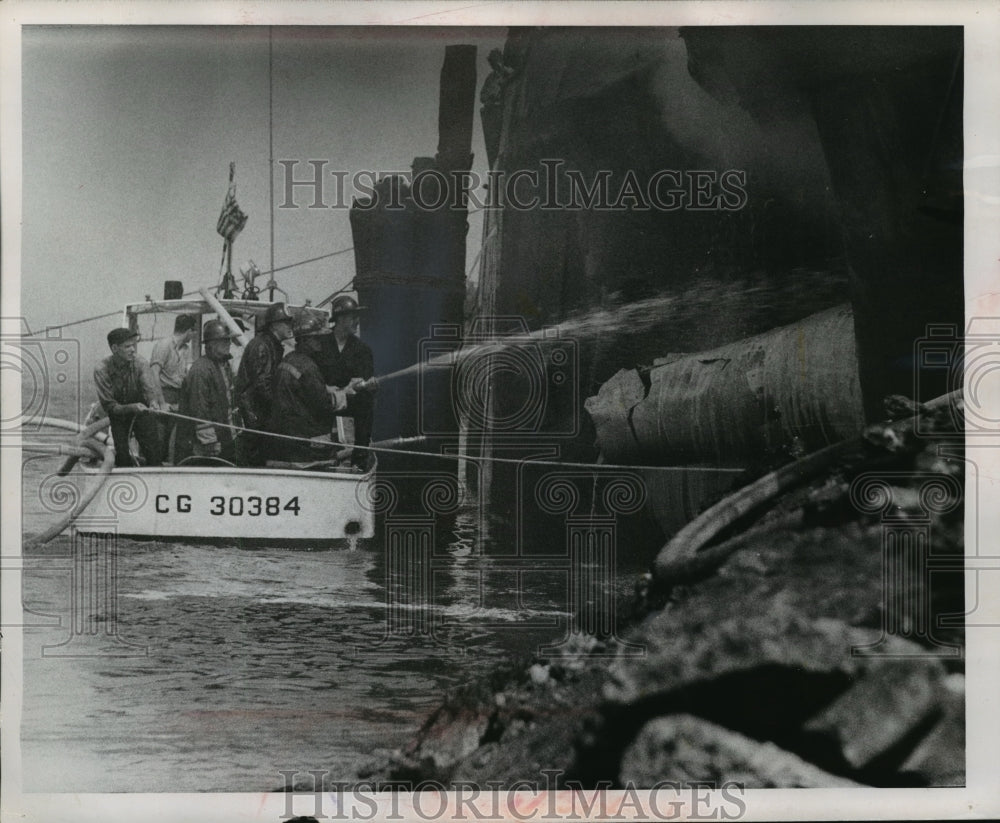 1959 Press Photo Firemen on a coast guard motorboat trained a hose - Historic Images