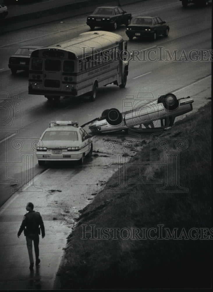 1992 Press Photo A Milwaukee County Sheriff&#39;s Deputy heads toward a vehicle- Historic Images