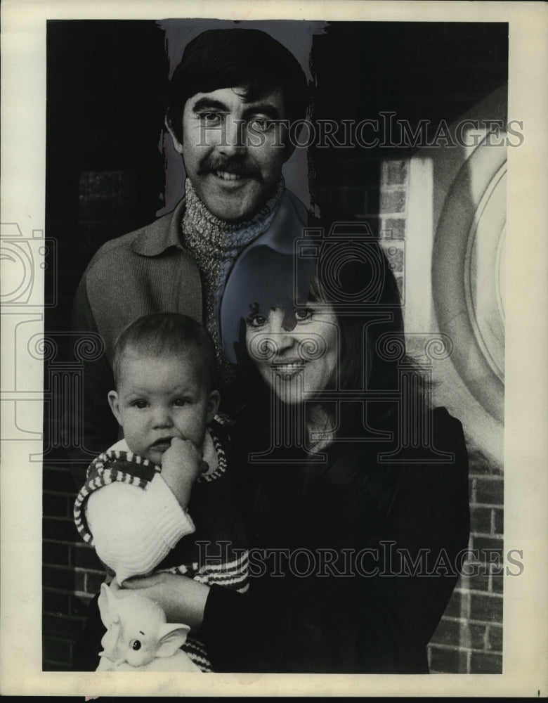 1975 Press Photo Mr &amp; Mrs John Alderton of Upstairs Downstairs - mja01958