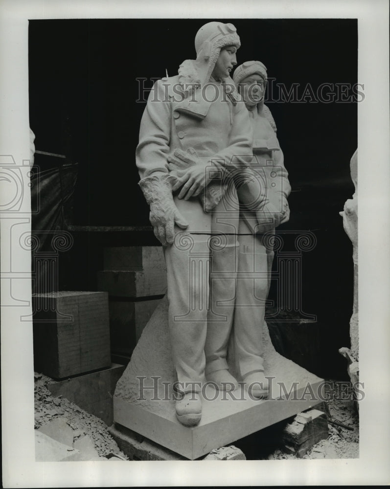 1954 Press Photo Britain&#39;s Sir John Alcock &amp; Sir Arthur Whitten-Brown statue