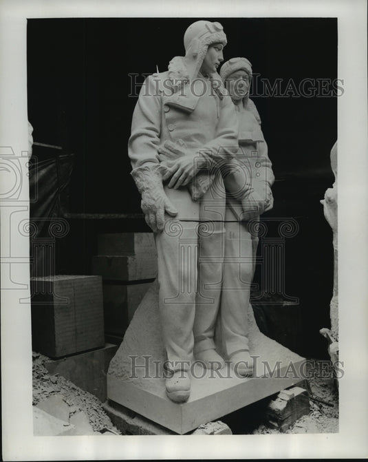 1954 Press Photo Britain's Sir John Alcock & Sir Arthur Whitten-Brown statue