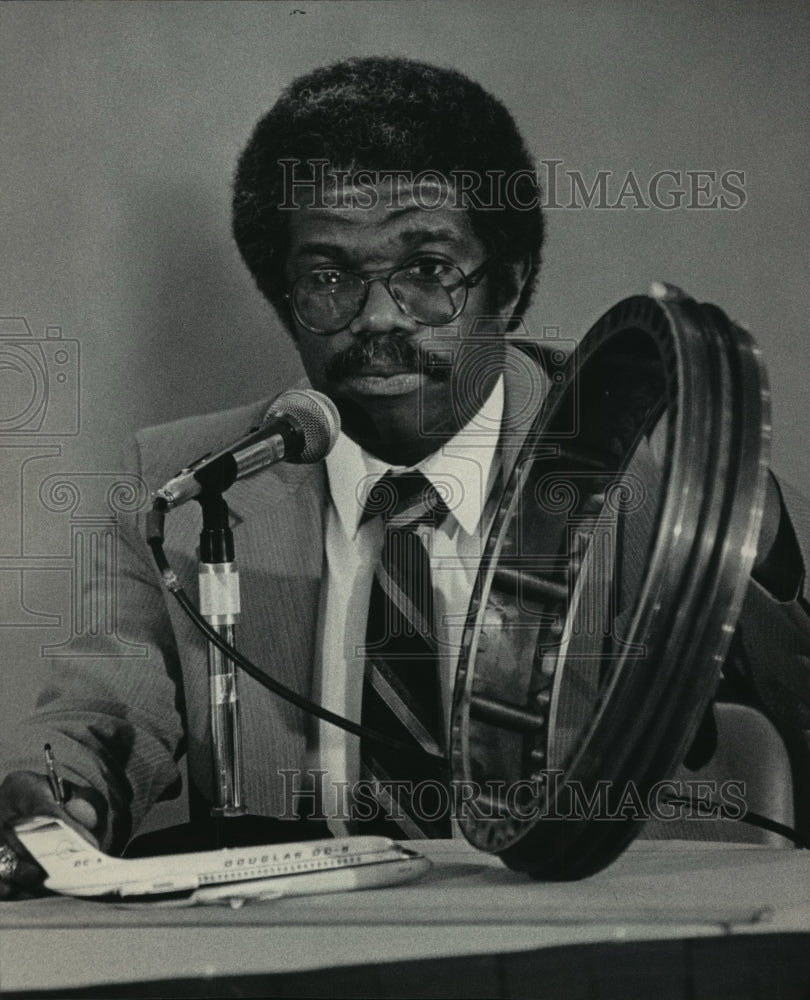 1986 Press Photo A jet engine spacer was shown by Charles Crenshaw, an engineer- Historic Images