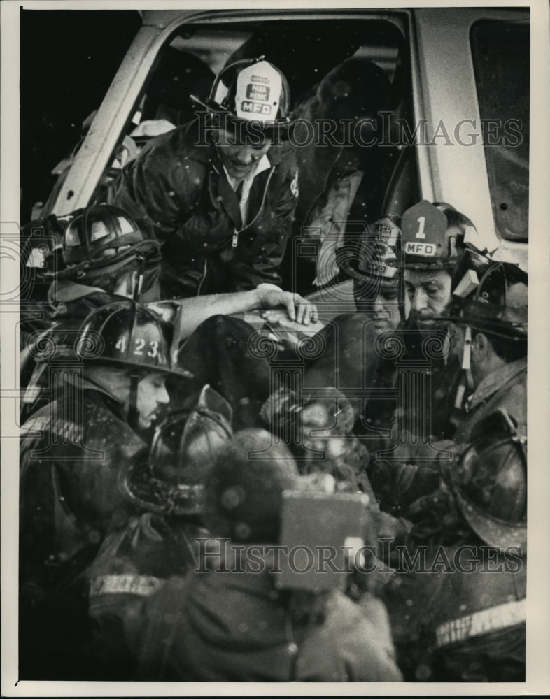 1989 Press Photo Firefighters freed Ronald Block of Lowell, Mich., - Historic Images