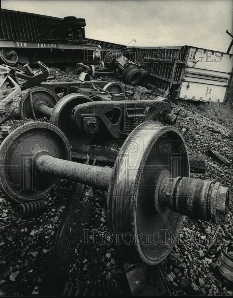 1986 Press Photo A rail official looked over the derailed cars- Historic Images