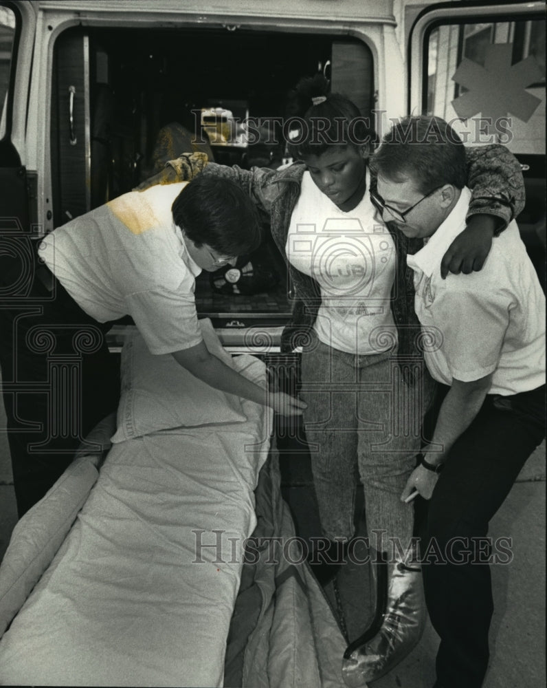 1991 Press Photo Rescue workers aid a child who suffered minor injuries- Historic Images