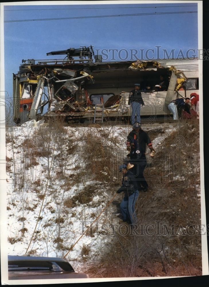 1993 Press Photo Police and firefighters using rope to reach victims of accident- Historic Images