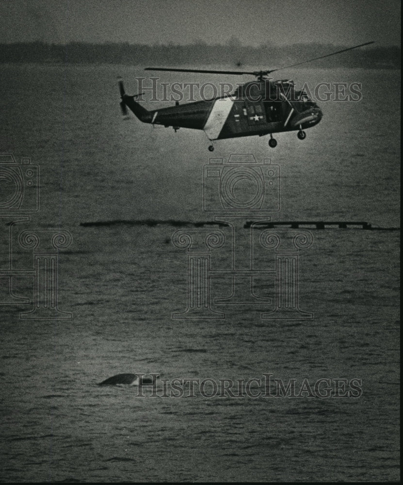 1989 Press Photo A helicopter searched for an Oak Creek man after the boat- Historic Images