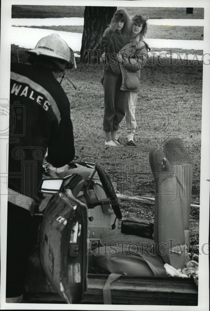 1990 Press Photo Two onlookers were appalled by the wreckage of the accident- Historic Images