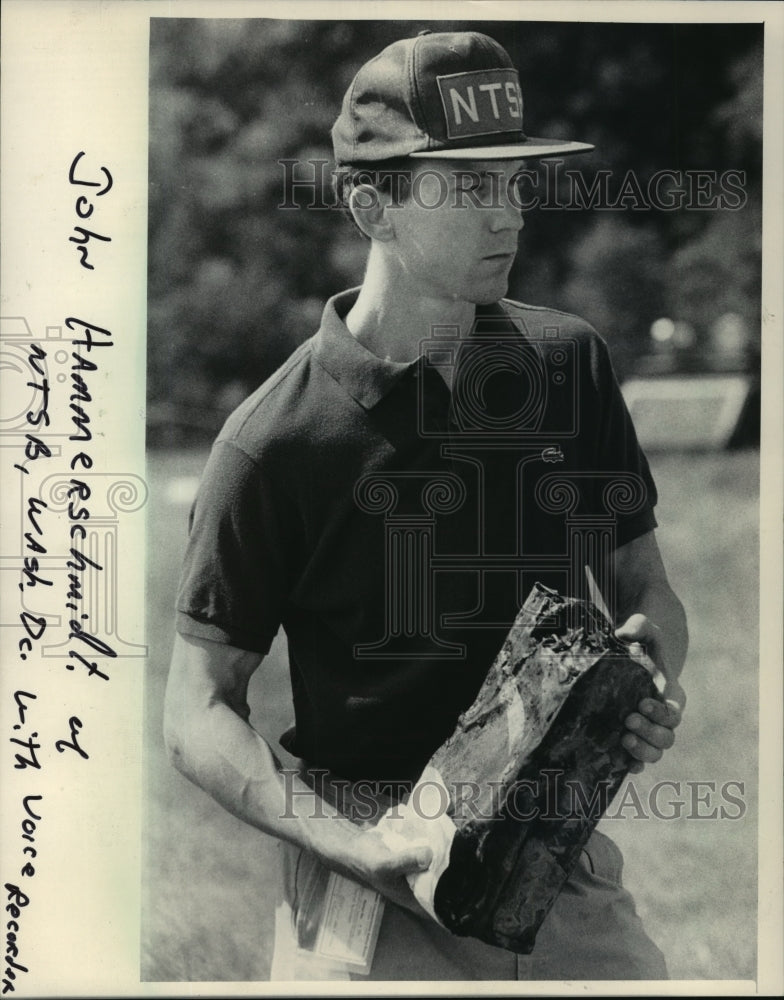 1985 Press Photo John Hammerschmidt carried the cockpit voice recorder- Historic Images