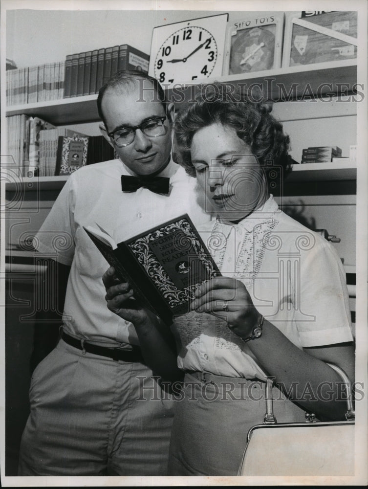 1962 Press Photo Mr. and Mrs. Glenn Surendonk reading the 1879 McGuffey reader- Historic Images