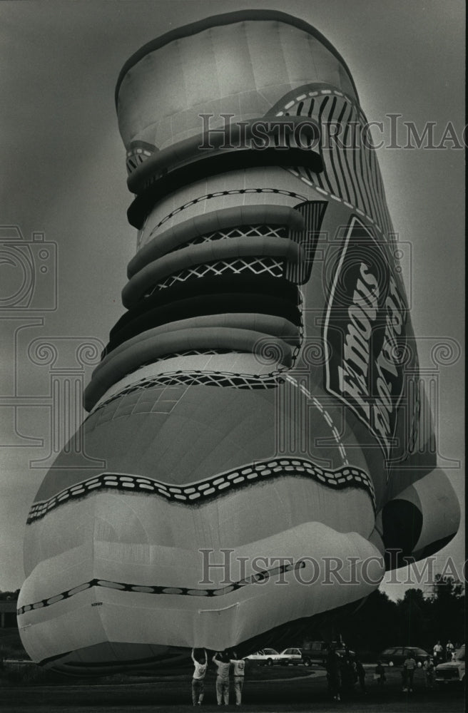 1991 Press Photo Famous Footwear&#39;s Big Foot balloon at Brookfield Lakes Center- Historic Images