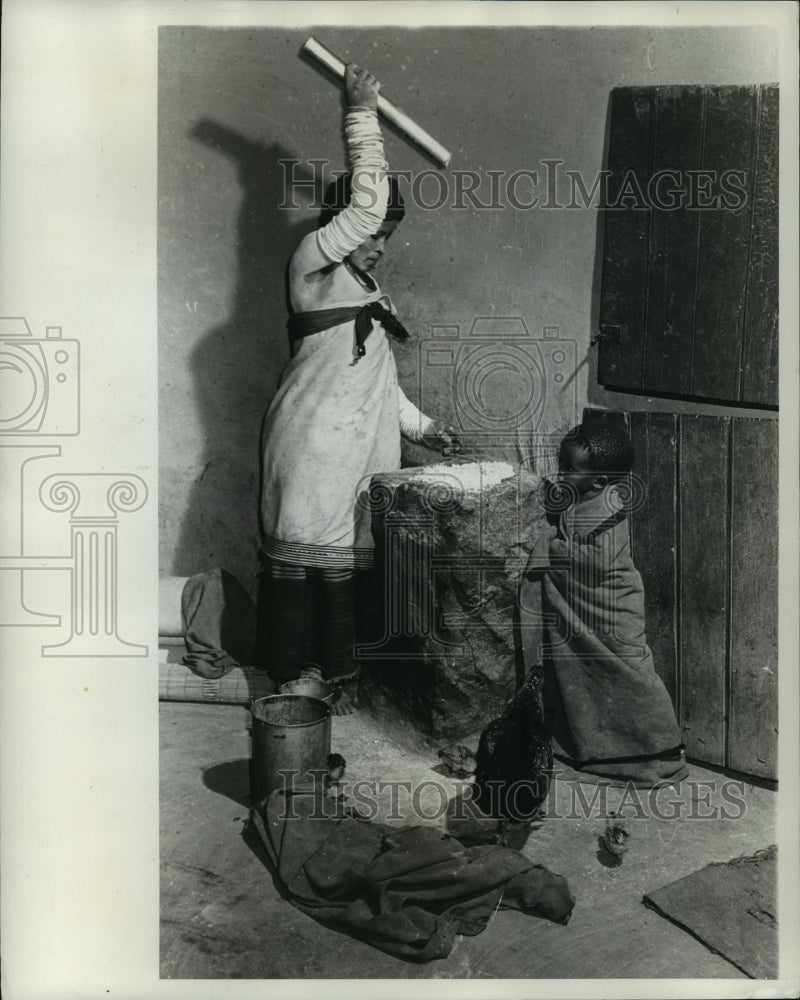 Load image into Gallery viewer, 1965 Press Photo Woman beating corn into fine cereal called samp - mja02481
