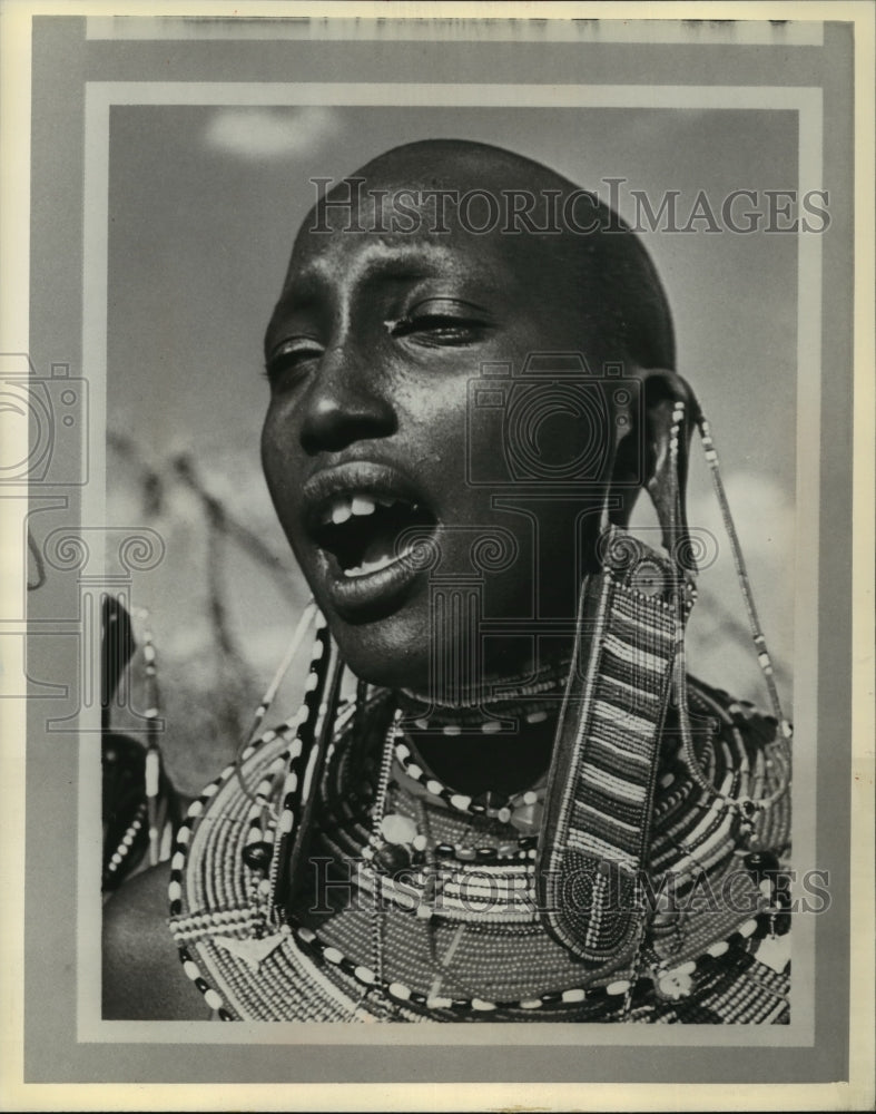 1980 Press Photo Masai girl praising warriors- Historic Images