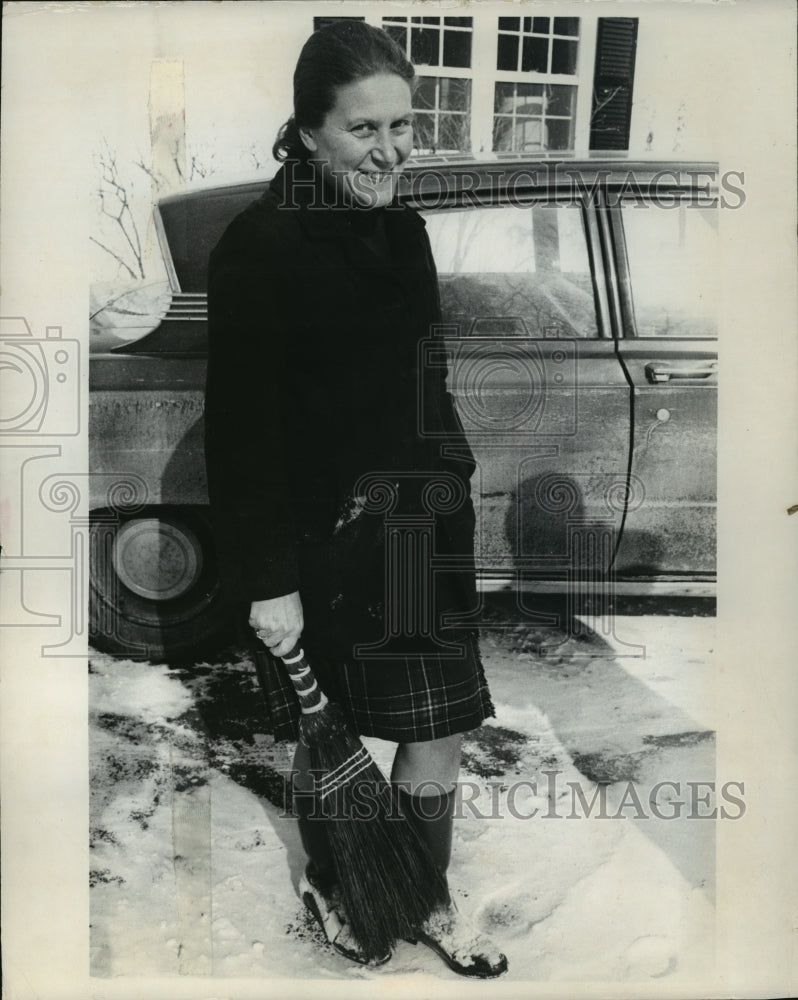 1970 Press Photo Svetlana Alliluyeva clearing some snow at her Princeton home- Historic Images