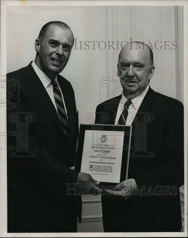 1965 Press Photo David V. Uihlein presenting an award- Historic Images