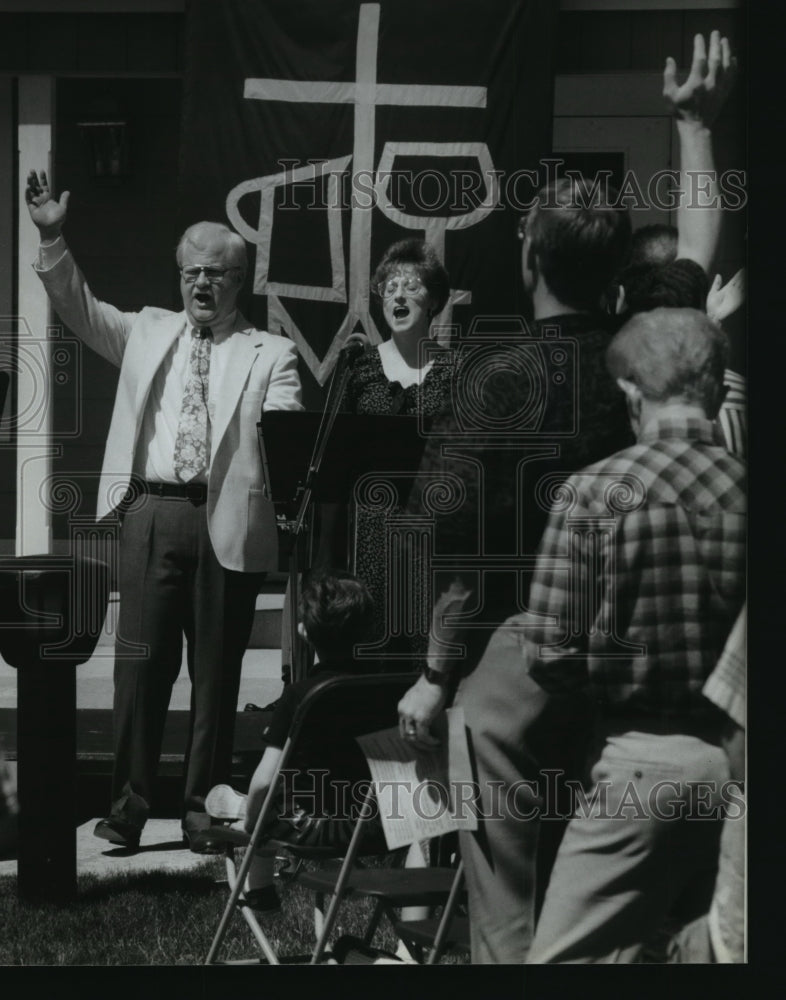 1994 Press Photo Rev. William Ronzheimer beckons worshipers to join him in song- Historic Images