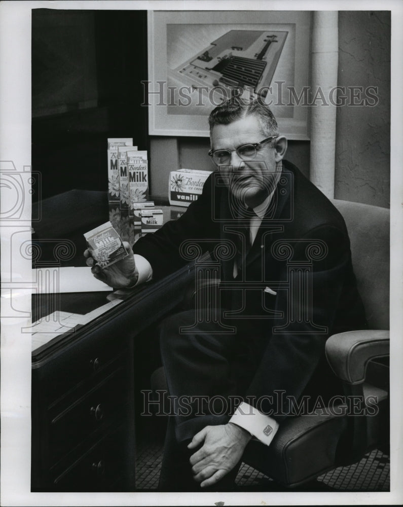 1959 Press Photo Borden Co De Witt Baskerville, GM of Borden's Milk & Ice Cream