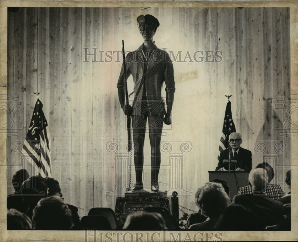 1975 Press Photo Donald B. Abert introduced a 10 1/2 foot statue - mja02573