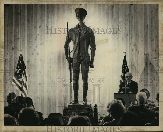 1975 Press Photo Donald B. Abert introduced a 10 1/2 foot statue - mja02573