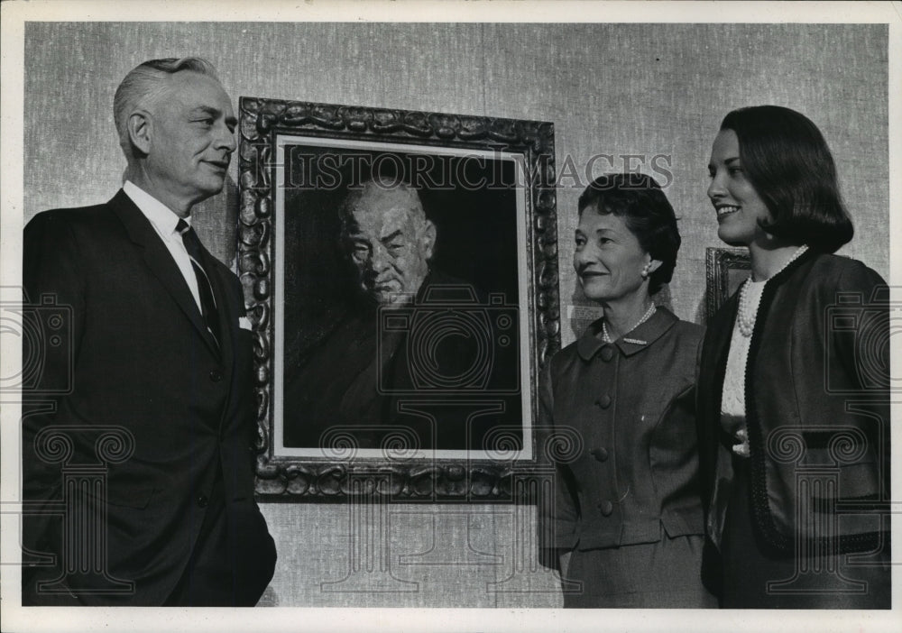 1965 Press Photo DB Abert, Mrs Abert & daughter Barbara w/ Robert Henri painting