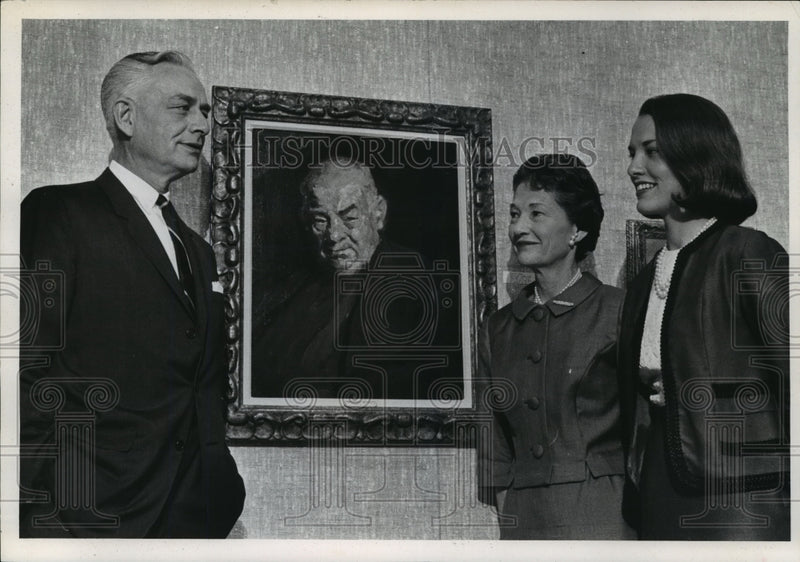 Load image into Gallery viewer, 1965 Press Photo DB Abert, Mrs Abert &amp; daughter Barbara w/ Robert Henri painting
