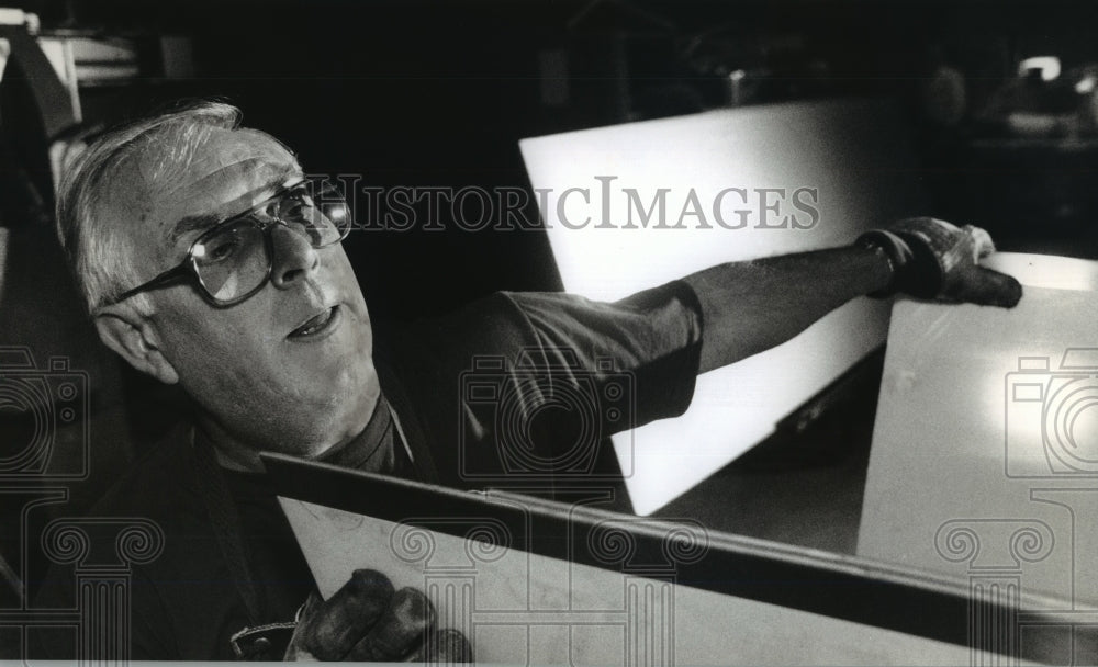 1994 Press Photo John Garthwait stacks sheets of steels at APV Crepaco- Historic Images