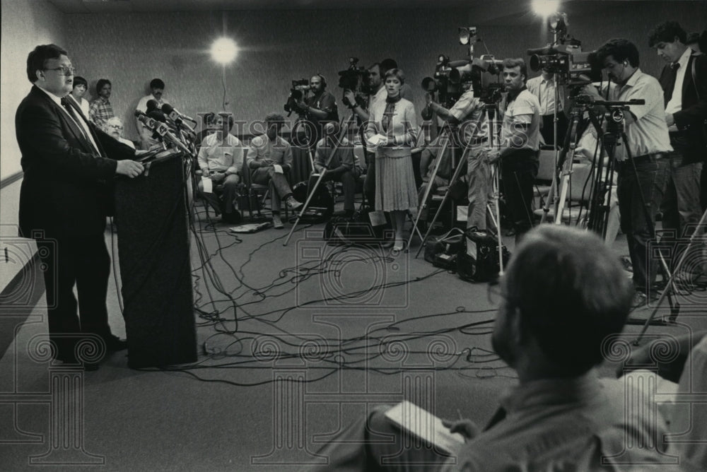 1985 Press Photo James Burnett at press conference regarding plane crash- Historic Images