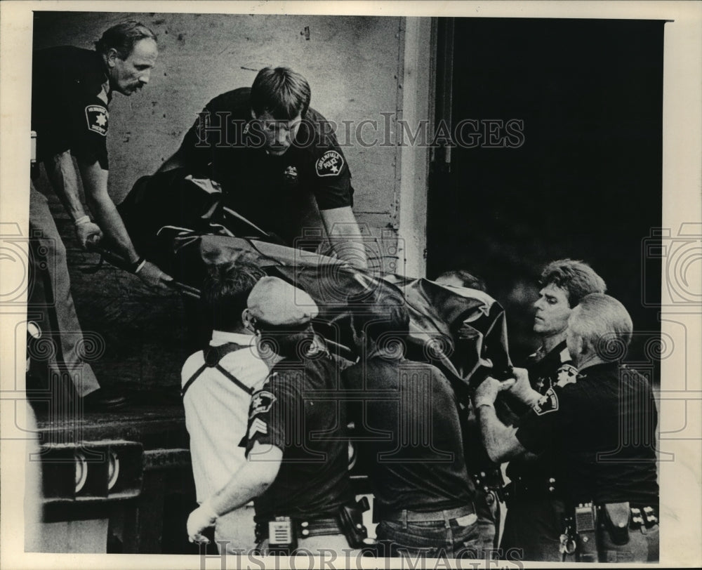 1985 Press Photo Police &amp; sheriff&#39;s deputies removing the bodies from crash site- Historic Images