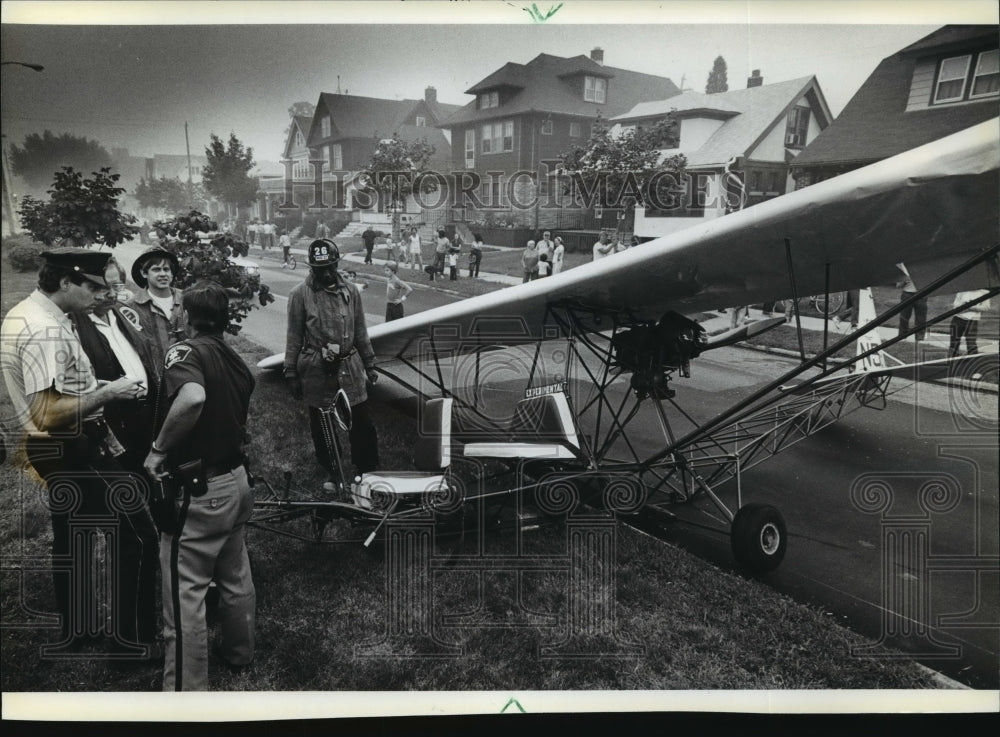 1982 Press Photo Lightweight plane crash landing on 1700 S Layton Blvd in Mil- Historic Images