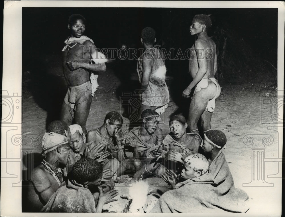 1974 Press Photo A clan of Bushmen sing and dance around their campfire  - Historic Images