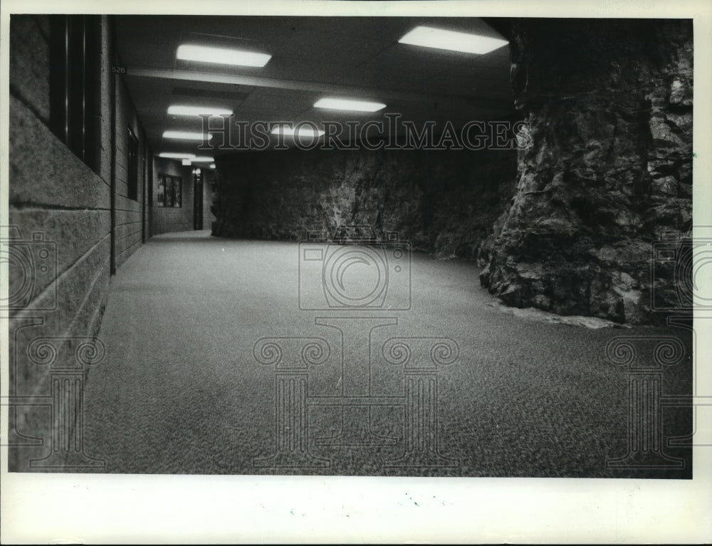 1982 Press Photo Limestone walls, pillars are part of mall area in Kansas City- Historic Images