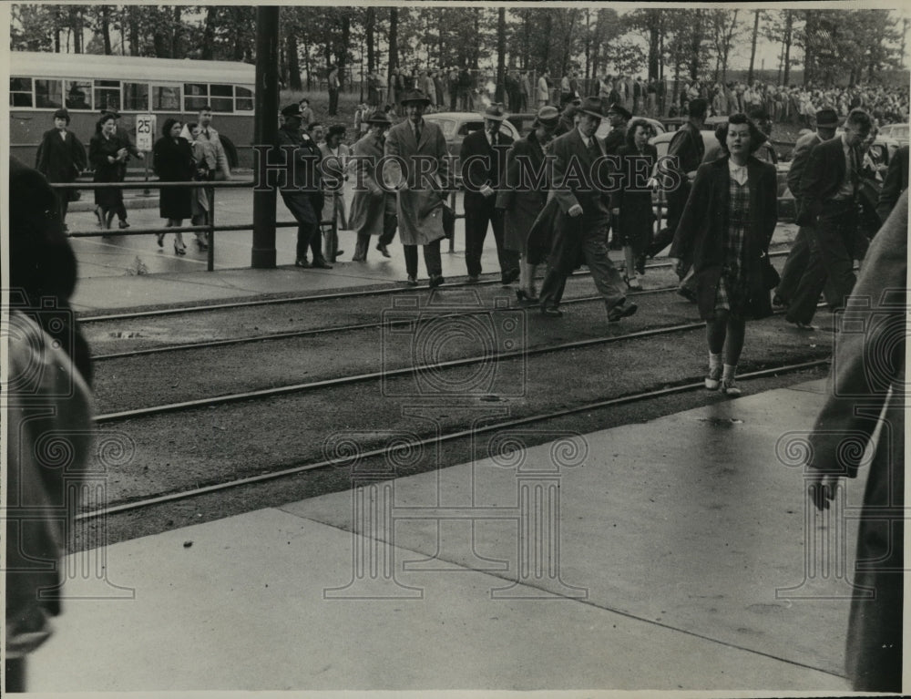 1946 Press Photo Allis-Chalmers workers entering the plant during a strike- Historic Images